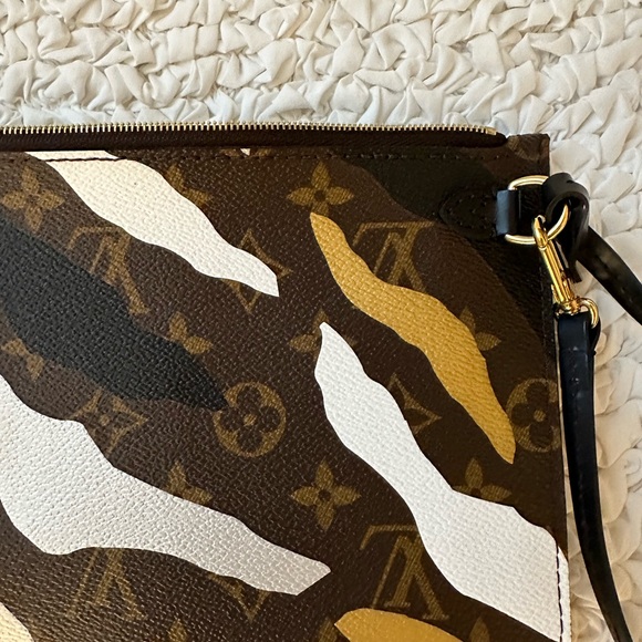 LV NeverFull Pouchette - Picture 2 of 13
